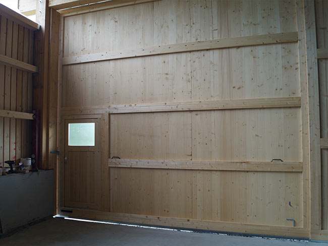 Holzrahmen mit Dreischichtplatten und Holztüre